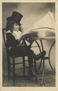 新聞を読んでいる少年 作： French Photographer